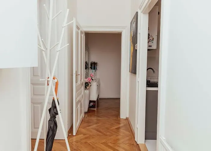 Modern Stylish Comfortable 2 Bedroom *