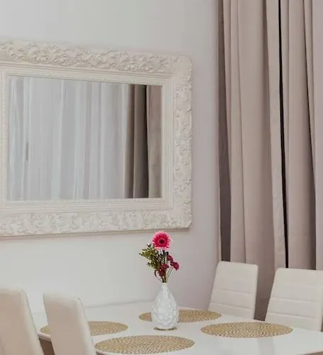 Apartment Modern Stylish Comfortable 2 Bedroom *