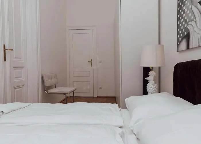 Modern Stylish Comfortable 2 Bedroom *