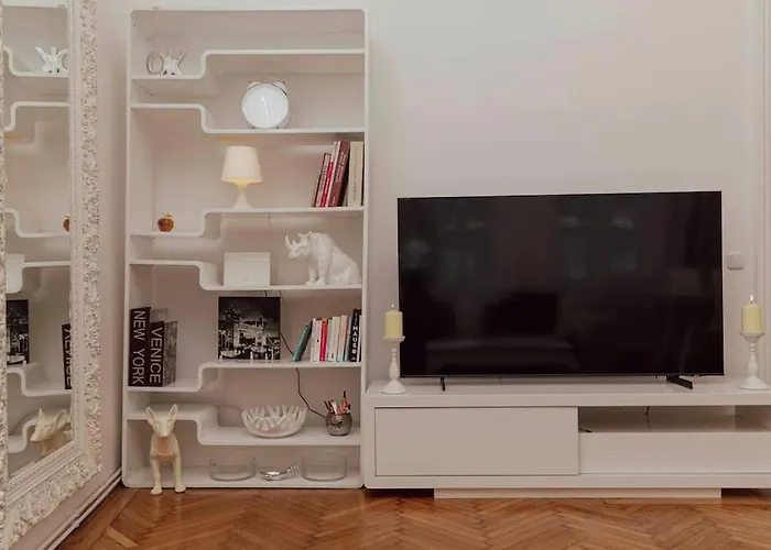 Modern Stylish Comfortable 2 Bedroom Apartment *